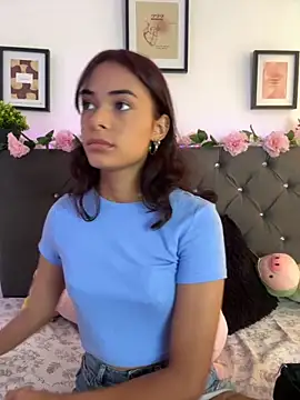 Snapshot of Im_Lyan chatting on 11/18/25, 02:43 Im Lyan online show from 11/18/25, 02:43