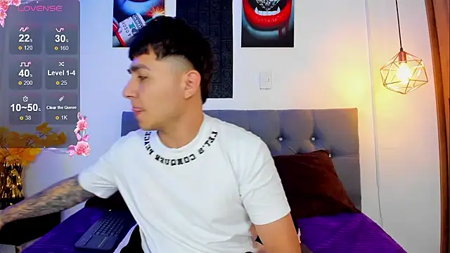 Snapshot of Nicolas_James_Sc chatting on 10/23/25, 01:43 Nicolas James Sc online show from 10/23/25, 01:43