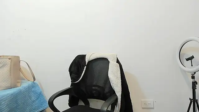 gisselle21 online show from 09/18/25, 01:02