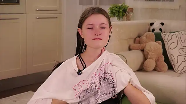 LynHillaire online show from 09/16/25, 11:11