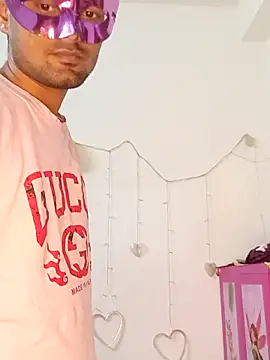 Snapshot of new_coupleee chatting on 12/18/25, 01:39 new coupleee online show from 12/18/25, 01:39