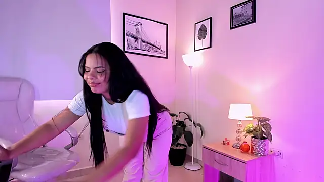 Snapshot of venomiie chatting on 10/05/25, 12:47 venomiie online show from 10/05/25, 12:47