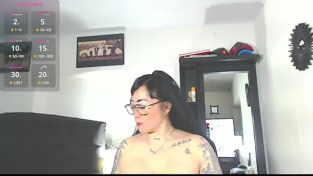 Snapshot of Vicky_hotmilf chatting on 11/11/25, 11:10 Vicky hotmilf online show from 11/11/25, 11:10