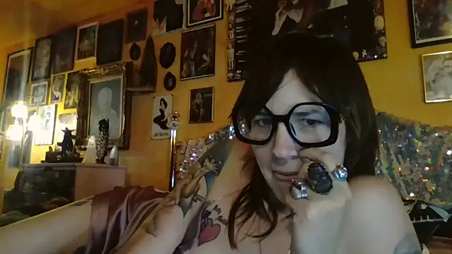 Snapshot of pinkmoonboots chatting on 09/15/25, 04:29 pinkmoonboots online show from 09/15/25, 04:29