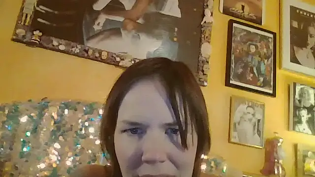 Snapshot of pinkmoonboots chatting on 10/28/25, 03:21 pinkmoonboots online show from 10/28/25, 03:21