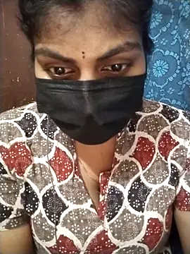 Snapshot of Nithiila chatting on 10/07/25, 10:12 Nithiila online show from 10/07/25, 10:12