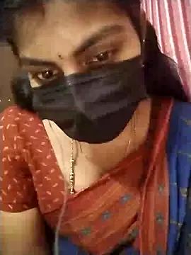 Snapshot of Nithiila chatting on 10/18/25, 05:54 Nithiila online show from 10/18/25, 05:54