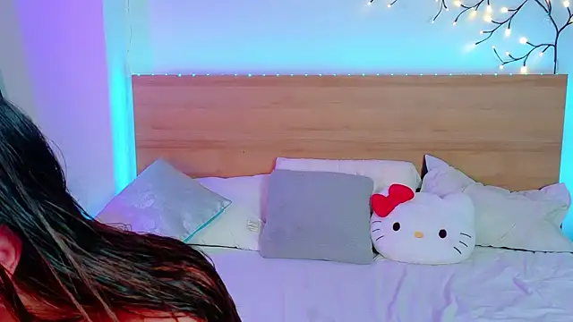 Snapshot of Bella_Davis_love chatting on 10/29/25, 05:47 Bella Davis love online show from 10/29/25, 05:47