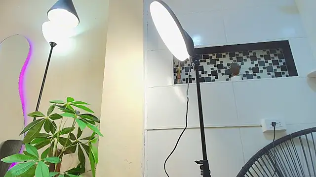 keila hott20 online show from 10/17/25, 01:14