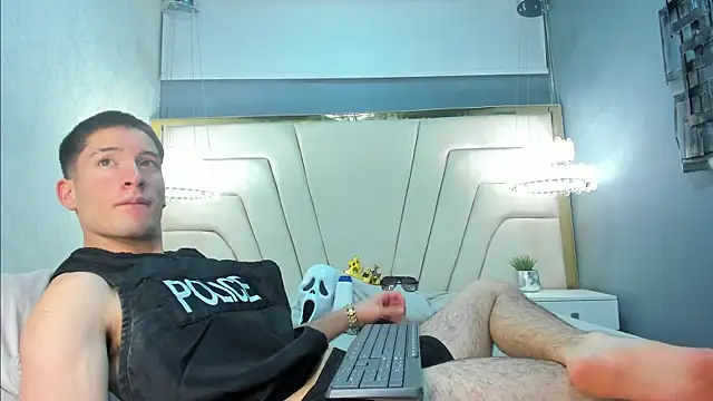 Snapshot of HunterHeat_ chatting on 09/21/25, 12:07 HunterHeat online show from 09/21/25, 12:07