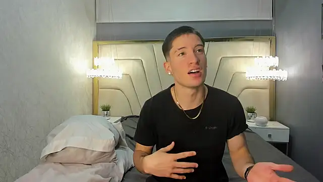 Snapshot of HunterHeat_ chatting on 09/23/25, 11:35 HunterHeat online show from 09/23/25, 11:35