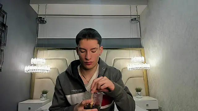 Snapshot of HunterHeat_ chatting on 09/26/25, 11:47 HunterHeat online show from 09/26/25, 11:47