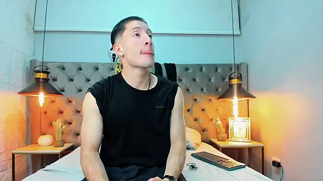 Snapshot of HunterHeat_ chatting on 10/03/25, 12:02 HunterHeat online show from 10/03/25, 12:02