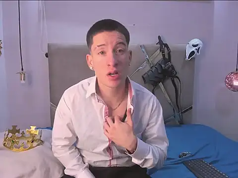 Snapshot of HunterHeat_ chatting on 10/10/25, 11:53 HunterHeat online show from 10/10/25, 11:53