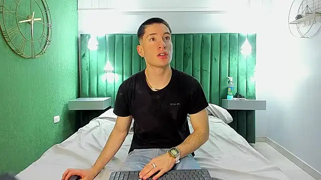 Snapshot of HunterHeat_ chatting on 11/15/25, 12:13 HunterHeat online show from 11/15/25, 12:13