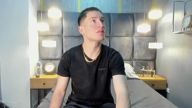 Snapshot of HunterHeat_ chatting on 11/22/25, 11:53 HunterHeat online show from 11/22/25, 11:53