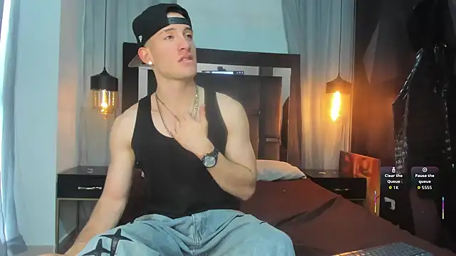 Snapshot of HunterHeat_ chatting on 12/13/25, 07:53 HunterHeat online show from 12/13/25, 07:53