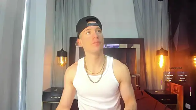 Snapshot of HunterHeat_ chatting on 12/14/25, 06:01 HunterHeat online show from 12/14/25, 06:01