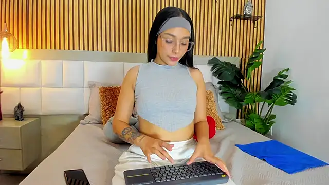 Roseaurora online show from 10/02/25, 12:23