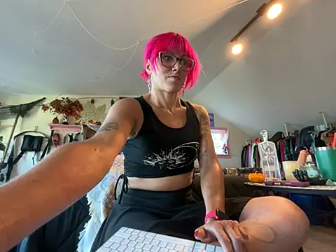 Snapshot of kinkycanner chatting on 10/21/25, 11:16 kinkycanner online show from 10/21/25, 11:16