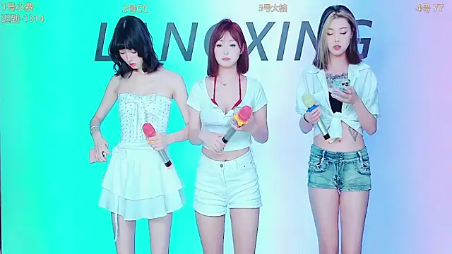 Snapshot of Emeralds_Girls chatting on 09/26/25, 12:58 Emeralds Girls online show from 09/26/25, 12:58