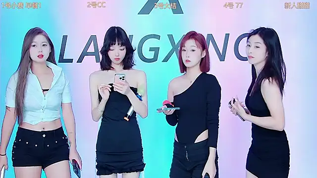 Snapshot of Emeralds_Girls chatting on 09/29/25, 12:49 Emeralds Girls online show from 09/29/25, 12:49