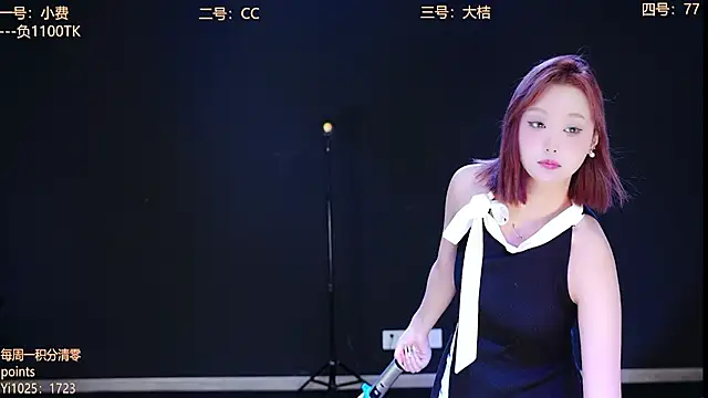 Snapshot of Emeralds_Girls chatting on 10/12/25, 01:37 Emeralds Girls online show from 10/12/25, 01:37