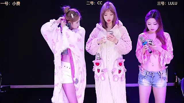 Snapshot of Emeralds_Girls chatting on 11/06/25, 11:37 Emeralds Girls online show from 11/06/25, 11:37