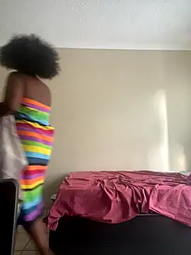 Snapshot of Moonzy77 chatting on 09/19/25, 07:43 Moonzy77 online show from 09/19/25, 07:43