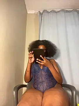 Snapshot of Moonzy77 chatting on 09/30/25, 05:40 Moonzy77 online show from 09/30/25, 05:40