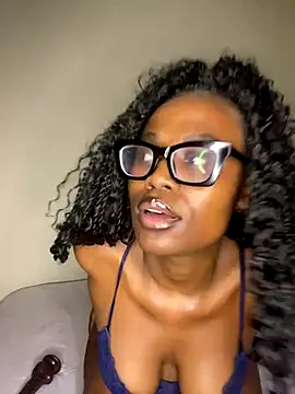 Snapshot of Moonzy77 chatting on 10/07/25, 09:12 Moonzy77 online show from 10/07/25, 09:12