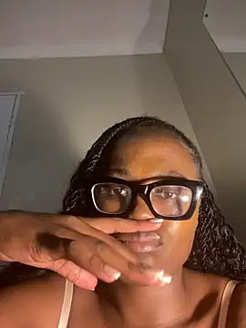 Snapshot of Moonzy77 chatting on 10/17/25, 12:58 Moonzy77 online show from 10/17/25, 12:58