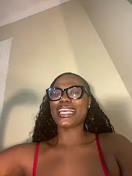 Snapshot of Moonzy77 chatting on 10/18/25, 01:41 Moonzy77 online show from 10/18/25, 01:41