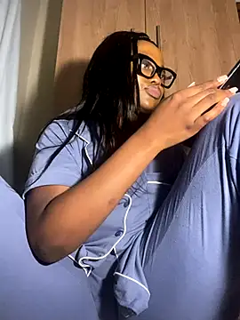 Snapshot of Moonzy77 chatting on 10/24/25, 09:44 Moonzy77 online show from 10/24/25, 09:44