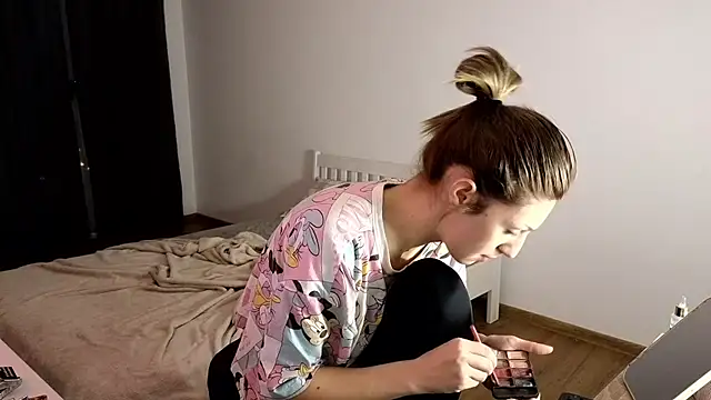 crystalxx18 online show from 11/28/25, 03:42