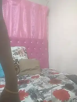 Snapshot of SweetSlenderChoc chatting on 10/26/25, 06:03 SweetSlenderChoc online show from 10/26/25, 06:03