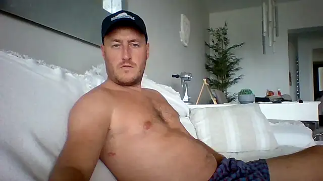 Londonlad818 online show from 10/28/25, 03:25