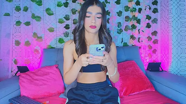 Snapshot of collet_1 chatting on 09/28/25, 12:10 collet 1 online show from 09/28/25, 12:10