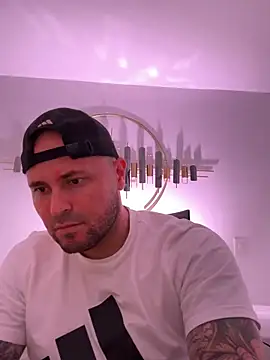 Snapshot of joshmahe chatting on 10/08/25, 04:43 joshmahe online show from 10/08/25, 04:43