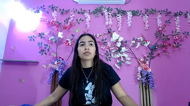 skinnysofia18 online show from 05/15/26, 01:51