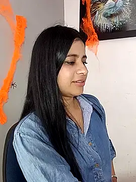 Snapshot of ValerieLove_ chatting on 11/01/25, 08:11 ValerieLove online show from 11/01/25, 08:11