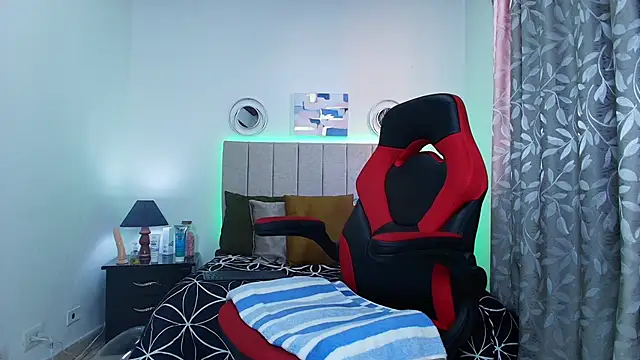 Snapshot of Naomi_Redd chatting on 09/12/25, 07:47 Naomi Redd online show from 09/12/25, 07:47