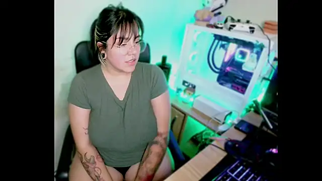 Snapshot of PinkDenial chatting on 10/01/25, 02:50 PinkDenial online show from 10/01/25, 02:50