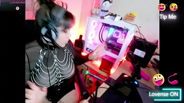 Snapshot of PinkDenial chatting on 11/25/25, 01:16 PinkDenial online show from 11/25/25, 01:16