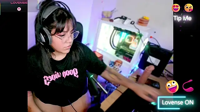 Snapshot of PinkDenial chatting on 11/28/25, 03:09 PinkDenial online show from 11/28/25, 03:09