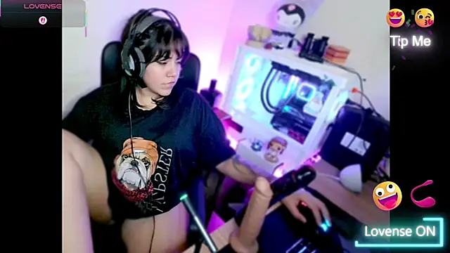 Snapshot of PinkDenial chatting on 12/04/25, 04:33 PinkDenial online show from 12/04/25, 04:33