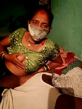 Snapshot of CUTE-004 chatting on 10/01/25, 03:51 CUTE-004 online show from 10/01/25, 03:51