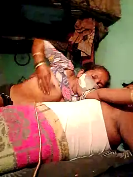 Snapshot of CUTE-004 chatting on 10/05/25, 03:43 CUTE-004 online show from 10/05/25, 03:43