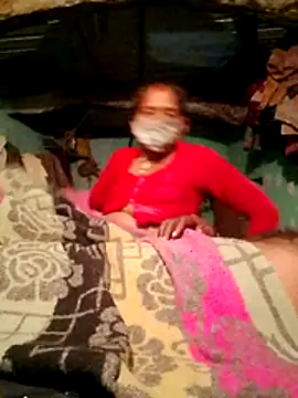 Snapshot of CUTE-004 chatting on 10/10/25, 04:06 CUTE-004 online show from 10/10/25, 04:06