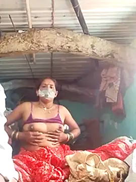 Snapshot of CUTE-004 chatting on 10/23/25, 08:13 CUTE-004 online show from 10/23/25, 08:13